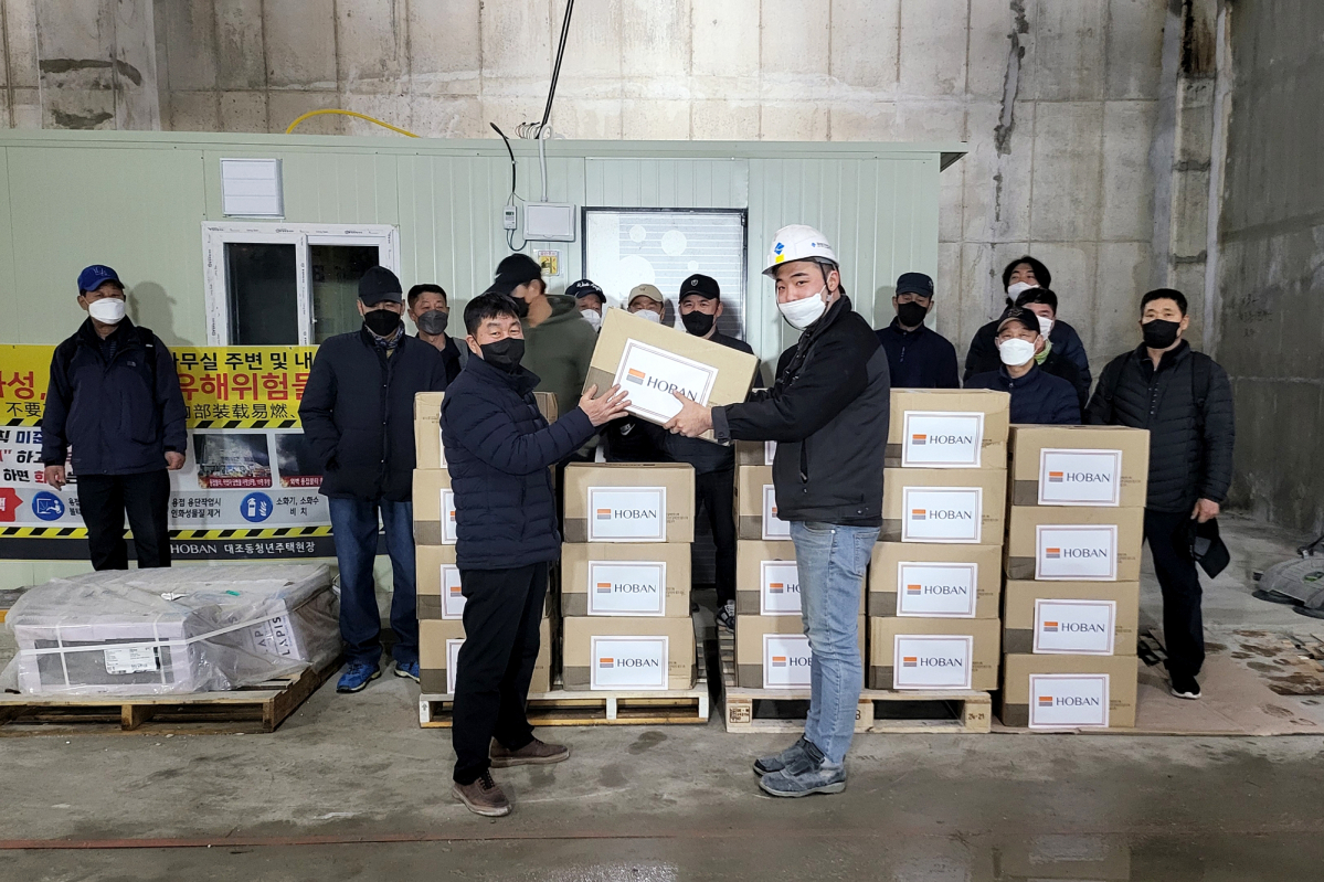 ▲호반그룹 관계자가 호반건설 공사 현장에서 코로나19 격려물품을 전달하는 모습. (사진제공=호반그룹)