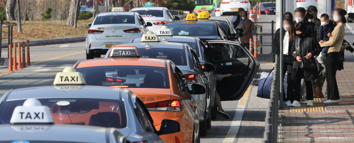 ▲서울 강남구 수서역 인근 택시승강장에서 택시가 손님들을 태우고 있다.  (뉴시스)