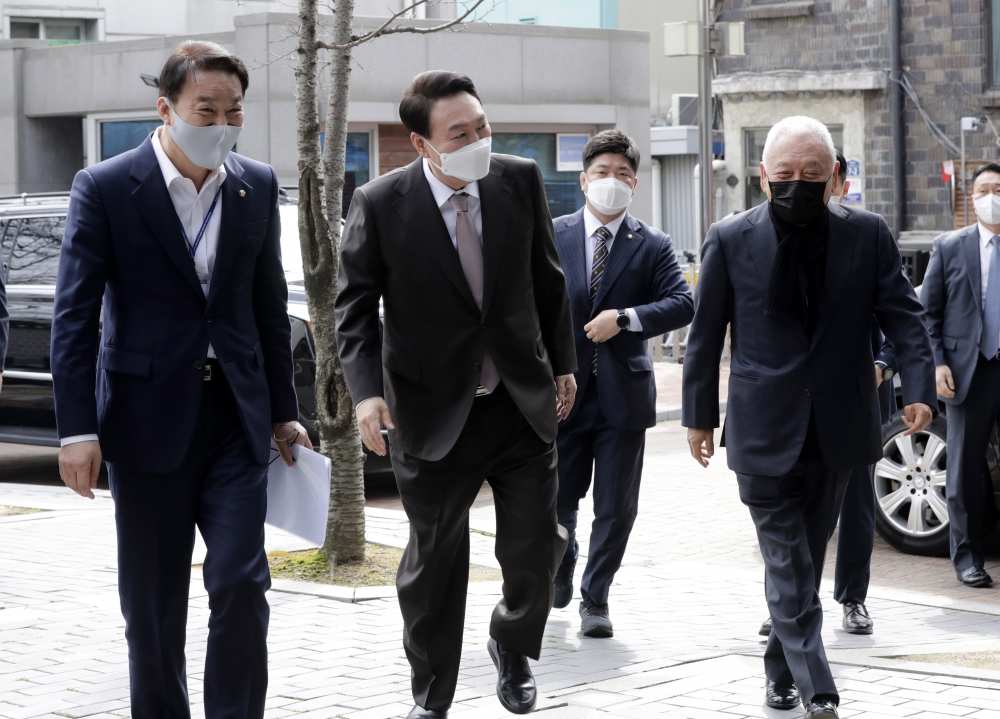 ▲윤석열 대통령 당선인이 17일 오전 서울 종로구 통의동 금융감독원 연수원에 마련된 집무실로 들어서고 있다. 신태현 기자 holjjak@ (이투데이DB)