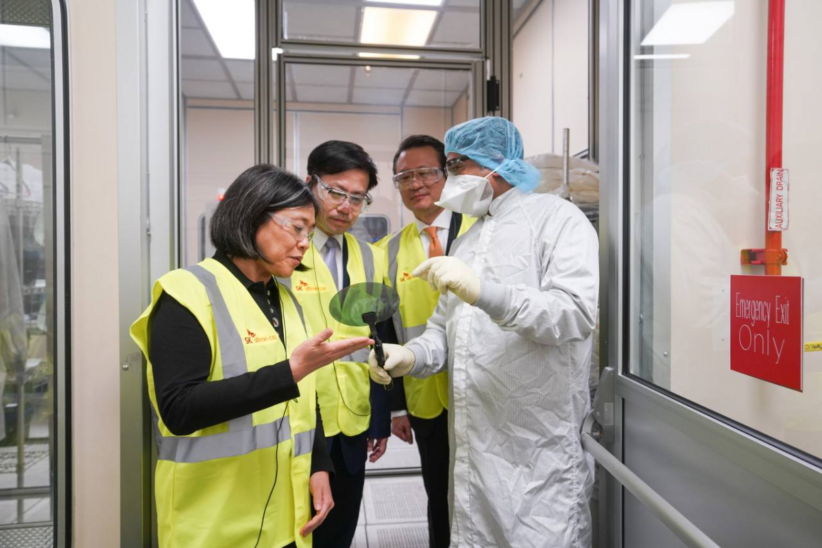 ▲캐서린 타이(맨 왼쪽) 미국 무역대표부 대표가 16일 미국 미시간주 소재 SK 실트론CSS 공장의 웨이퍼 생산 현장을 방문해 관계자의 설명을 듣고 있다. (사진제공=SK그룹)