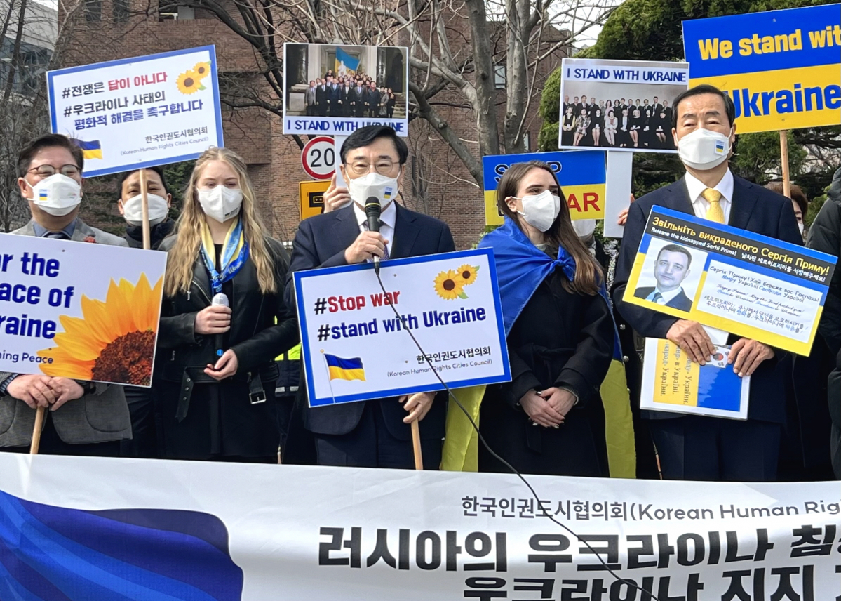 ▲17일 주한 러시아 대사관옆 정동제일교회에서 이동진 한국인권도시협회의회장이 러시아의 우크라이나 침공 규탄 성명서를 발표하고 있다. (사진제공=도봉구)