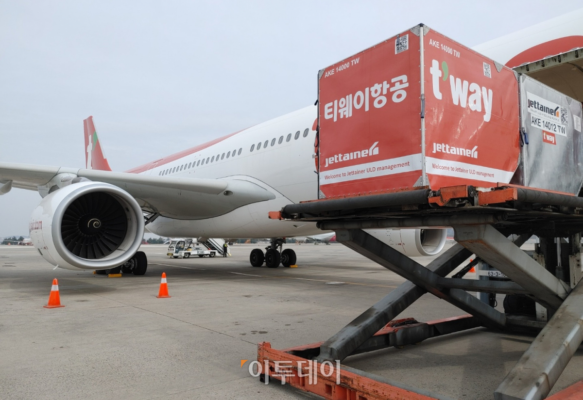 ▲대형기인 A300-300은 밸리카고(여객기 하부의 화물 공간)에 최대 20톤의 화물을 실을 수 있다.  (유창욱 기자 woogi@)
