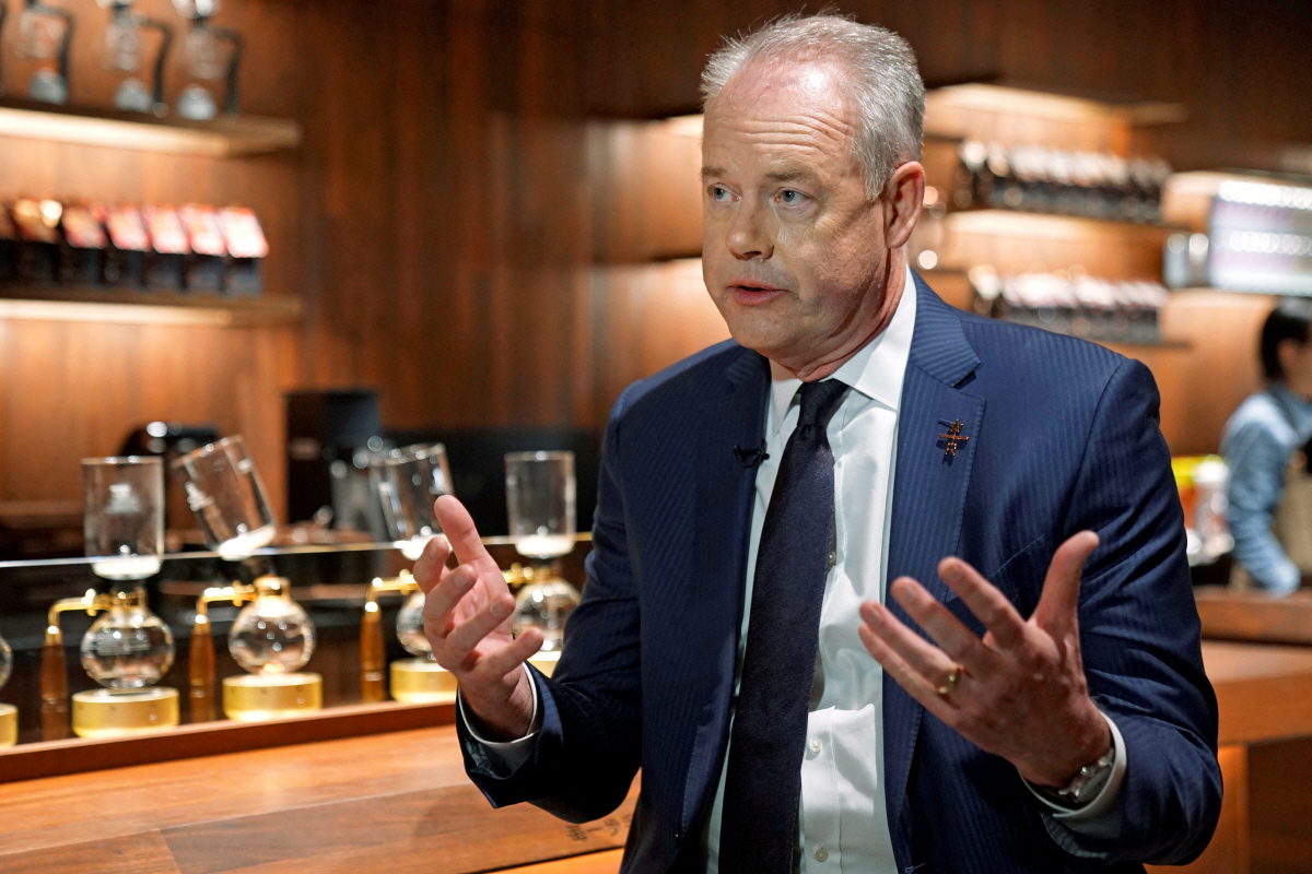 ▲케빈 존슨 스타벅스 최고경영자(CEO)가 2017년 12월 5일 중국 상하이의 새 스타벅스 리저브 로스터리 매장에서 인터뷰를 하고 있다. 상하이/로이터연합뉴스 
