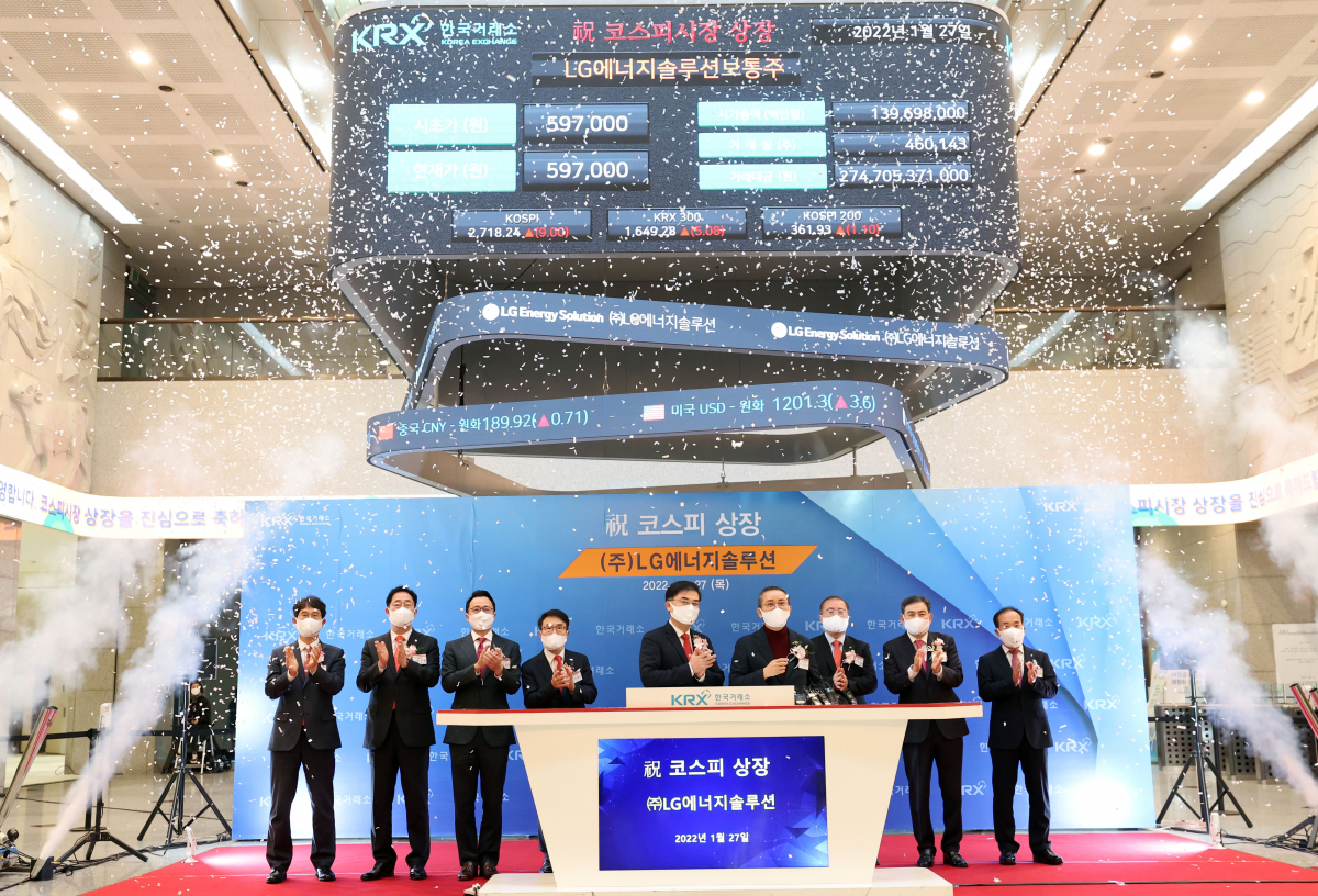 ▲지난 1월 27일 오전 서울 영등포구 여의도 한국거래소에서 열린 LG에너지솔루션 유가증권시장 신규상장기념식이 열리고 있다. 사진=이투데이 조현호 기자

