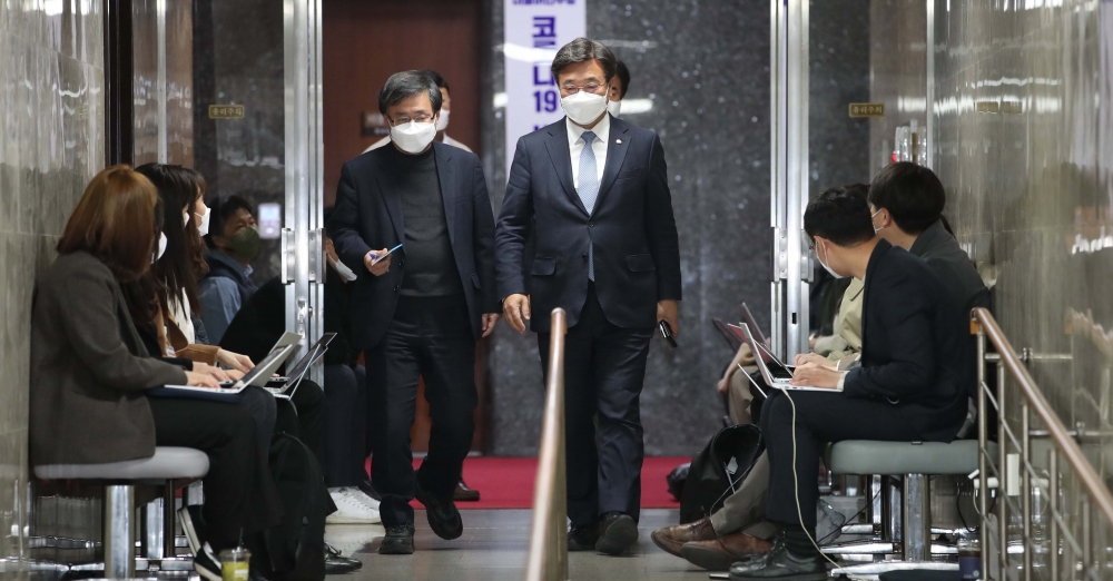 ▲윤호중 더불어민주당 비상대책위원장이 17일 서울 여의도 국회에서 열린 재선 의원 간담회에 입장하고 있다. 신태현 기자 holjjak@ (이투데이DB)