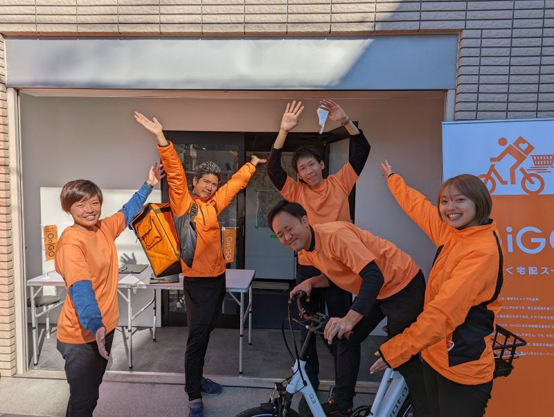 ▲편의점 로손이 운영하는 10분 배달 서비스 ‘오니고’ 직원들이 보인다. 출처 오니고 링크트인