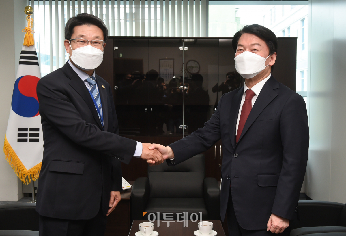 ▲안철수 인수위원장이 17일 오후 서울 종로구 통의동 인수위 사무실에서 이흥교 소방청장으로부터 현안 브리핑을 받기 전 인사하고 있다. (국회사진취재단)