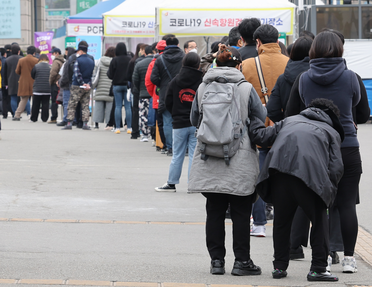 ▲신규 확진자가 처음으로 60만명이 넘어선 17일 오전 서울역 선별진료소에서 한 어르신이 부축을 받으며 코로나19 검사를 기다리고 있다. (연합뉴스)