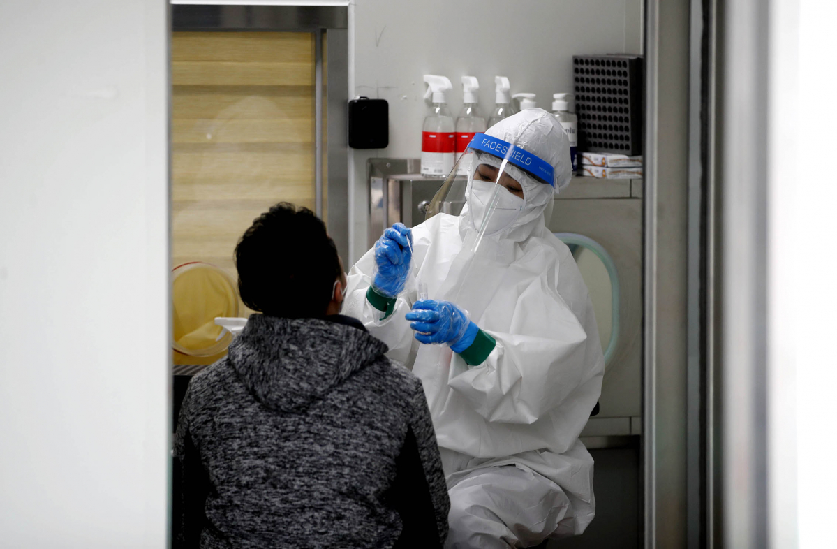 ▲17일 오후 광주 북구 상시선별진료소에서 보건소 의료진이 검체를 채취하고 있다. (연합뉴스)