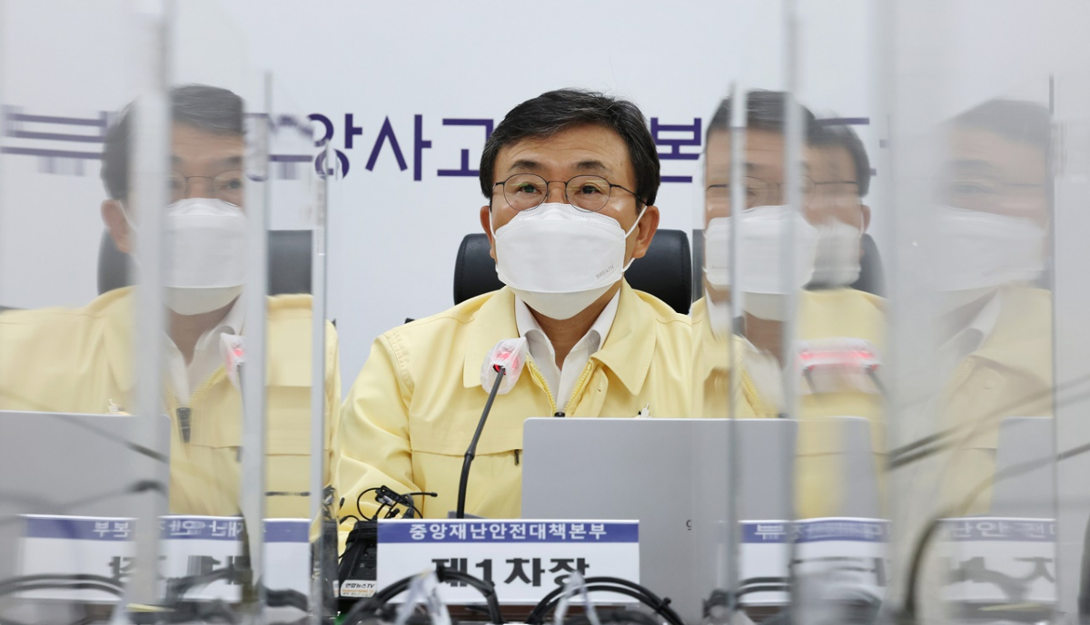 ▲덕철 중앙재난안전대책본부 1차장(보건복지부 장관)이 18일 오전 세종시 정부세종청사에서 열린 신종 코로나바이러스 감염증(코로나19) 대응 중앙재난안전대책본부 회의를 주재하고 있다. (연합뉴스)