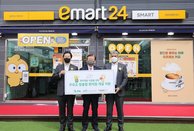 ▲개소식 행사에서 김장욱 이마트24 대표이사(좌), 한국사회복지협의회 서상목 회장, 에쓰오일 후세인 알카타니 대표이사(우)가 사진촬영을 하고 있다(사진제공=이마트24)