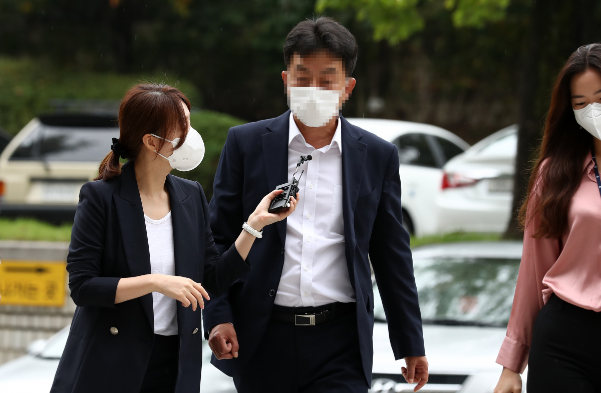 ▲도이치모터스 주가 조작 의혹을 받고 있는 김모 씨가 지난해 10월 8일 오전 서울 서초구 서울중앙지방법원에서 열린 구속 전 피의자 심문(영장실질심사)에 출석하고 있다. (뉴시스)