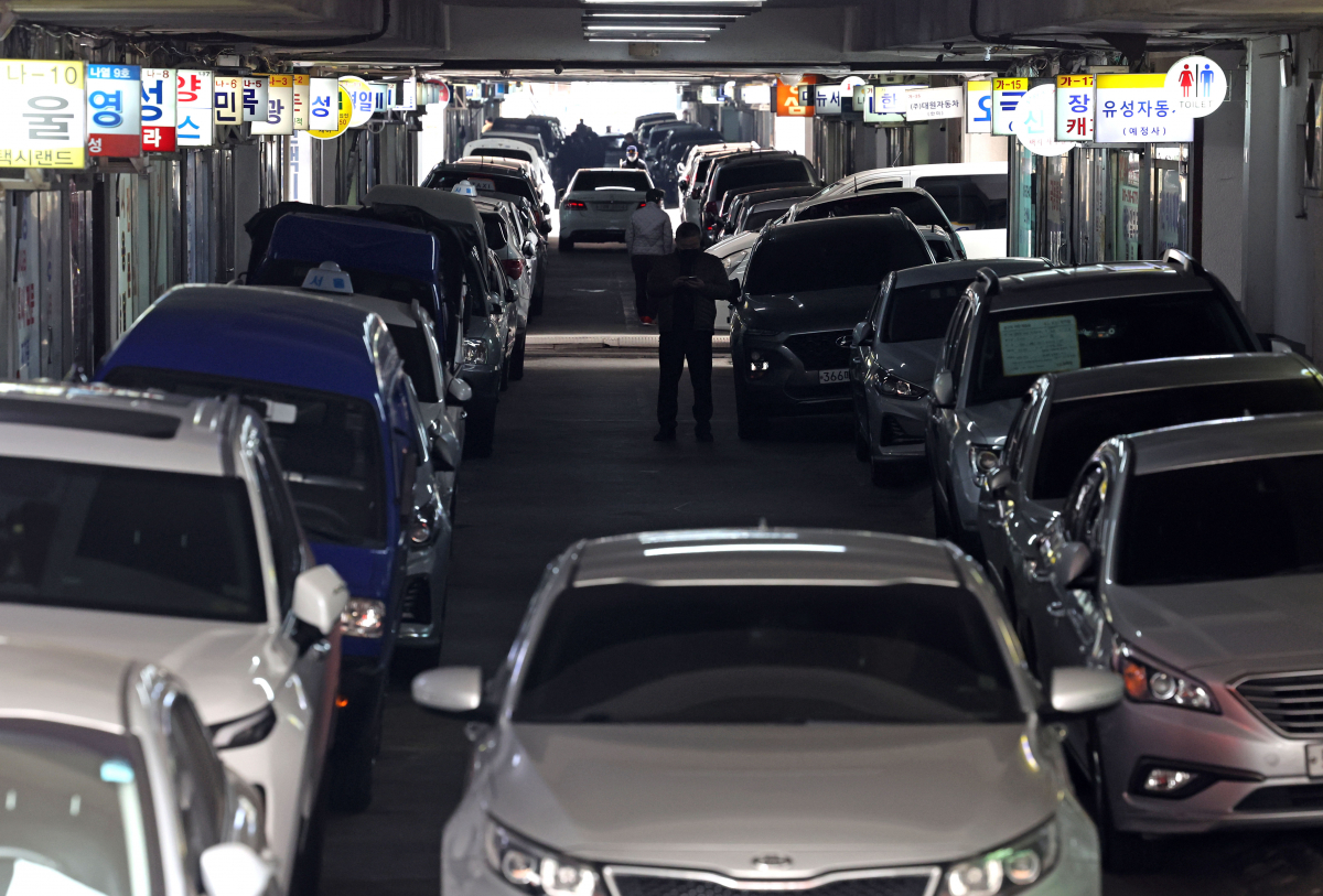 ▲17일 서울 장안평중고차매매시장에 차량들이 주차되어 있다.  (연합뉴스)