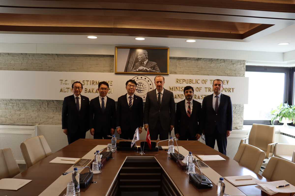 ▲윤성원 국토교통부 제1차관이 17일 '엔베르 이스크루트' 터키 교통인프라부 차관과 인프라 협력 강화 방안에 대해 논의했다. (자료제공=국토교통부)