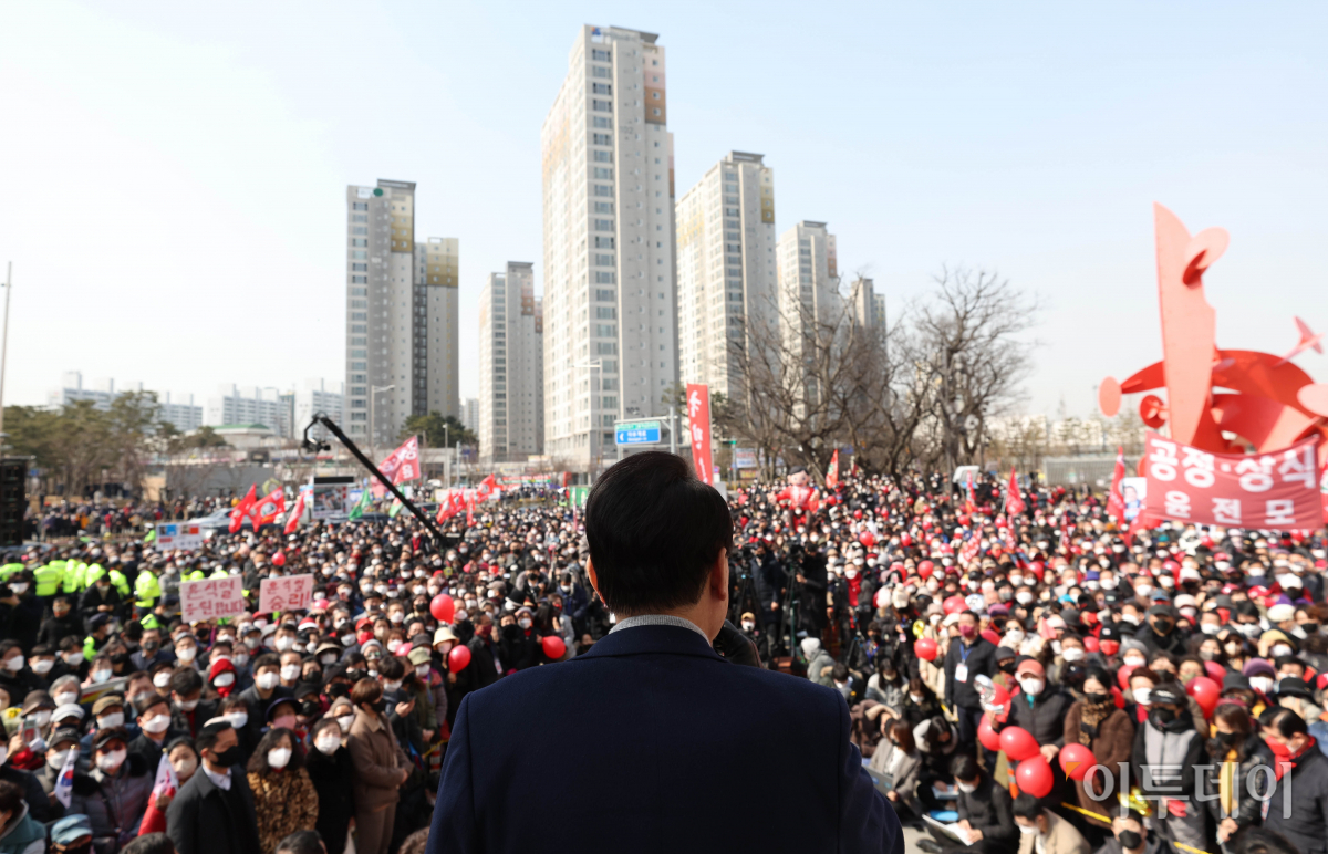 ▲윤석열 국민의힘 대선후보가 7일 오전 경기도 하남시 스타필드하남 앞 광장에서 열린 ‘시민이 행복한 나라, 시민이 주인 되는 나라’ 경기 하남 유세에서 시민들에게 지지를 호소하고 있다. 신태현 기자 holjjak@