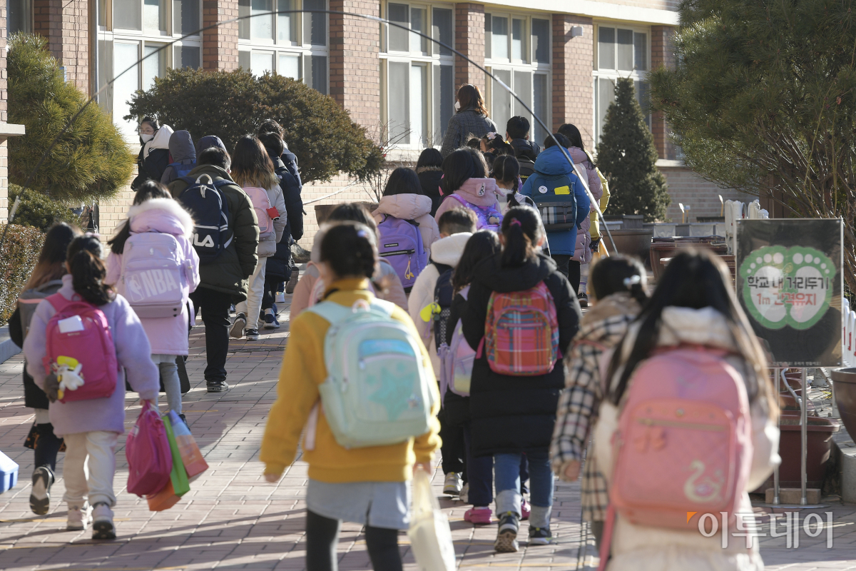 ▲전국 초·중·고교 새학기 개학일인 2일 서울 강서구 서울공항초등학교에서 학생들이 등교하고 있다. 조현호 기자 hyunho@