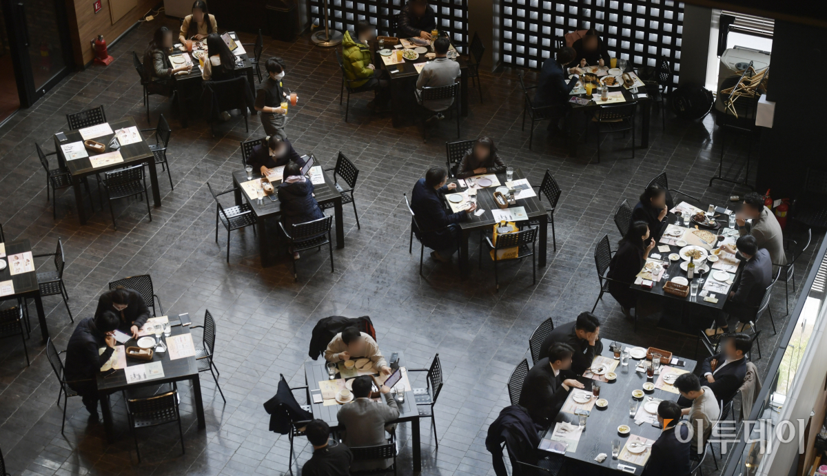 ▲정부가 새로운 거리두기 방침을 발표한 18일 서울 시내의 한 식당에서 시민들이 점심식사를 하고 있다. 정부 방침에 따르면 오는 21일부터 내달 3일까지 2주간 사적모임 인원을 6인에서 8인으로 확대하고 오후 11시까지인 식당 등 다중이용시설 영업시간 제한은 그대로 유지한다. 조현호 기자 hyunho@