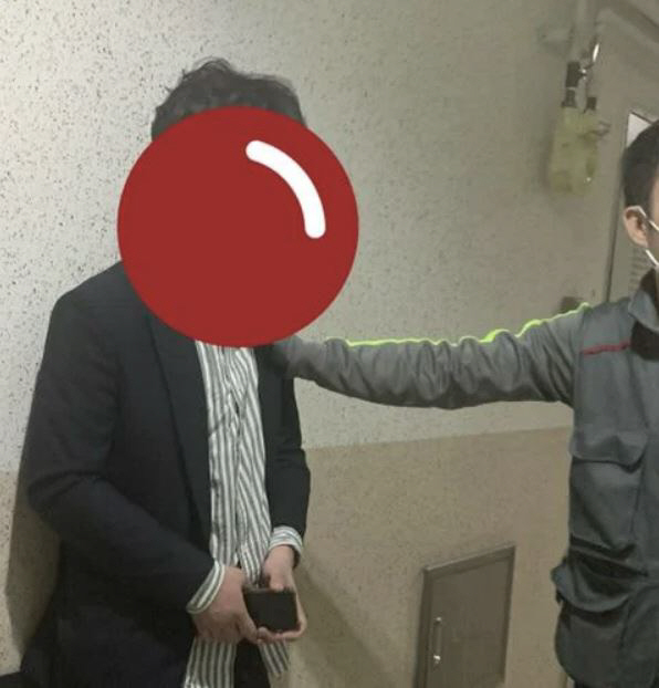 ▲불법촬영 용의자 30대 남성이 쿠팡 배달 기사에게 잡혀 있는 모습. (커뮤니티 캡처)
