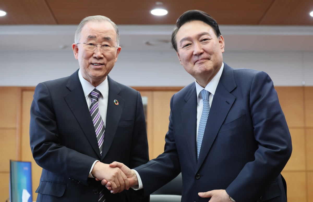 ▲윤석열 대통령 당선인이 18일 오후 서울 종로구 통의동 당선인 집무실에서 반기문 전 유엔사무총장과 면담하며 악수하고있다.  (연합뉴스)