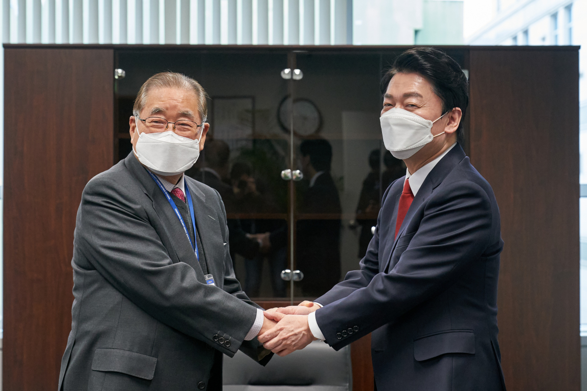 ▲안철수 제20대 대통령직인수위원회 위원장(사진 왼쪽)이 18일 제15대 인수위원장을 맡은 이종찬 전 의원과 회동했다. (사진제공=대통령직 인수위원회)