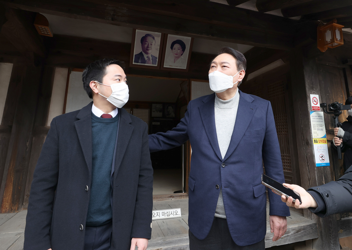 ▲국민의힘 윤석열 대선 후보가 19일 오후 경남 거제시 장목면 김영삼 전 대통령의 생가를 찾아 김 전 대통령의 손자인 김인규 청년보좌역과 대화하고 있다. (연합뉴스)