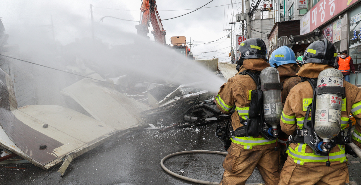 ▲서울 성동구 마장동 먹자골목에서 19일 화재가 발생해 소방대원들이 진화 작업을 하고 있다. 연합뉴스