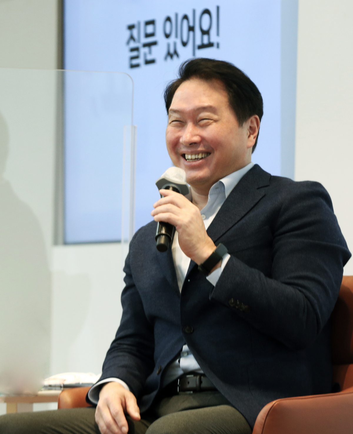 ▲최태원 SK그룹 회장이 18일 SK이노베이션 울산CLX 수펙스홀에서 구성원들과 행복 토크를 하고 있다. (사진제공=SK이노베이션)