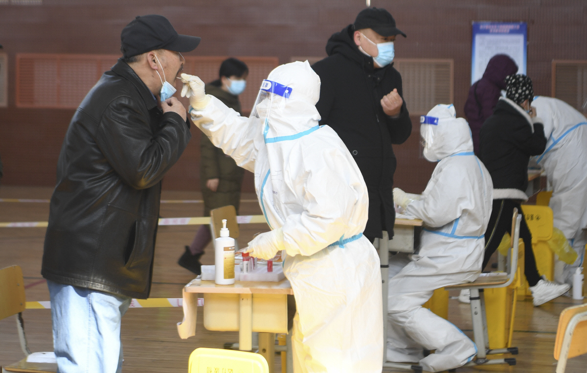 ▲중국 지린성 창춘에서 19일 시민들이 신종 코로나바이러스 감염증(코로나19) 진단 검사를 받고 있다. 창춘/신화뉴시스
