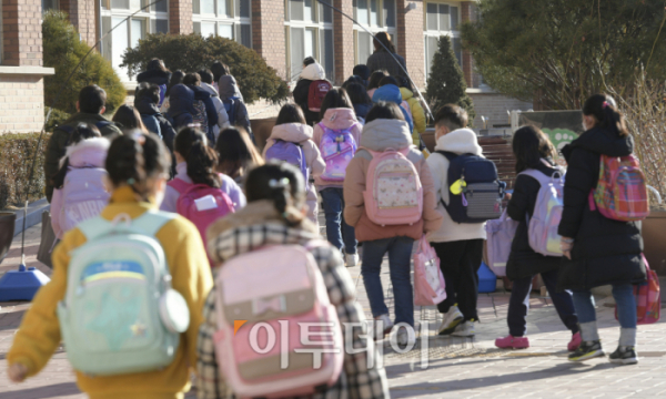 ▲전국 초·중·고교 새학기 개학일인 2일 서울 강서구 서울공항초등학교에서 학생들이 등교하고 있다. (조현호 기자 hyunho@)