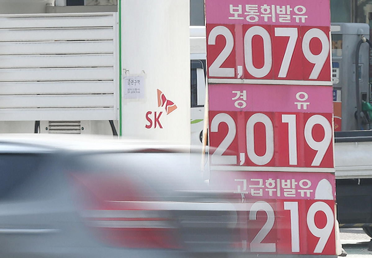 ▲16일 서울 시내 한 주유소 앞에 휘발유·경유 가격이 게시돼 있다. 한국석유공사 유가정보서비스 오피넷에 따르면, 이달 셋째 주(3월 13~17일) 전국 주유소 휘발유 판매 가격은 전주보다 132.8원 오른 리터 당 1994.4원으로 집계됐다. (연합뉴스)