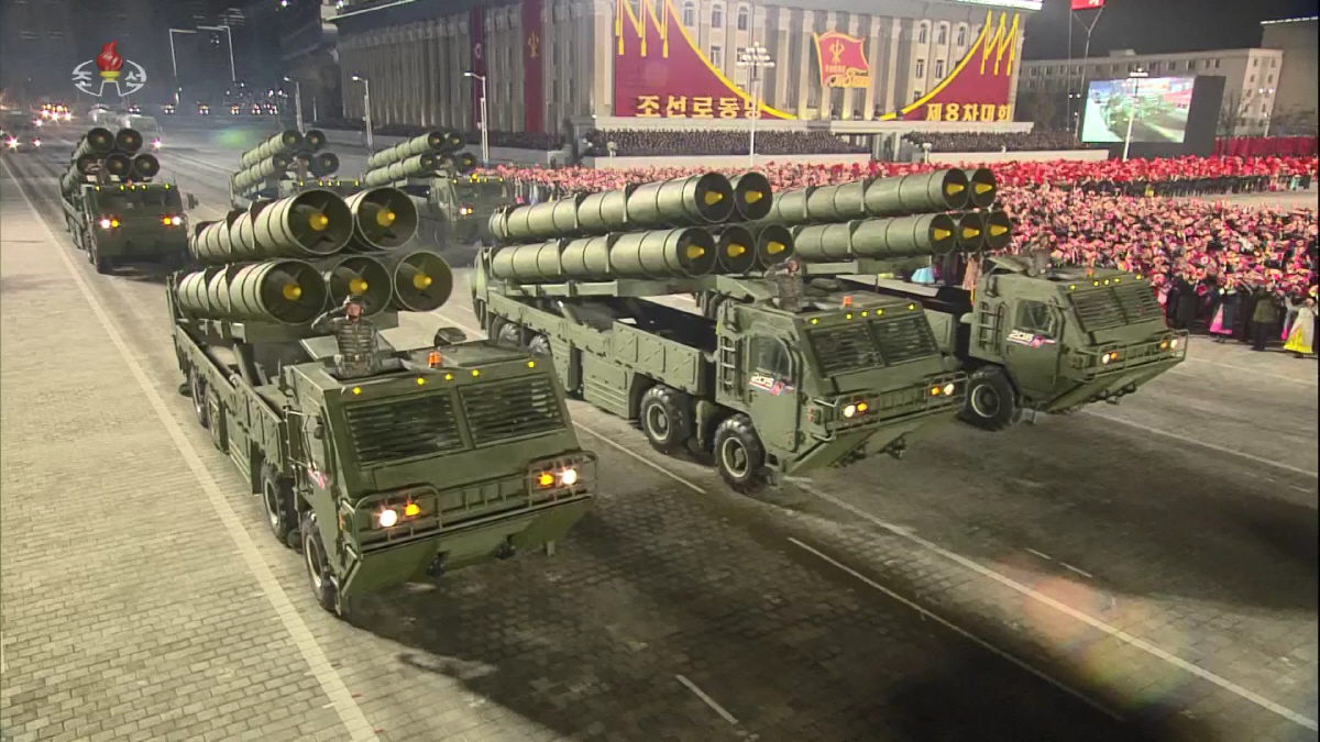 ▲(뉴시스) 2021년 1월 평양 김일성광장에서 열린 조선노동당 제8차 대회 기념 열병식에서 등장한 5연장 방사포.
