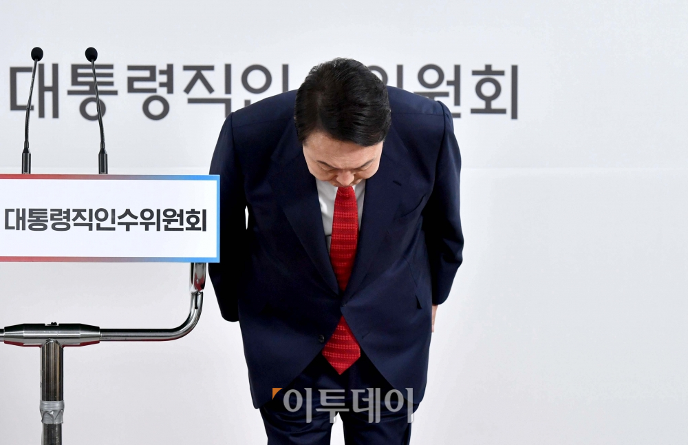 ▲윤석열 대통령 당선인이 20일 서울 종로구 한국금융연수원 별관에 마련된 대통령직인수위원회 회견장에서 청와대 대통령 집무실의 용산 국방부 청사 이전 관련 기자회견을 한 뒤 인사하고 있다. (신태현 기자 holjjak@)