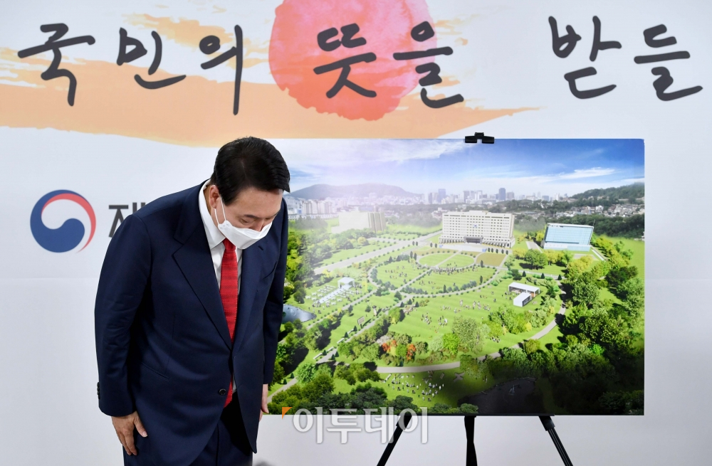 ▲윤석열 대통령 당선인이 20일 서울 종로구 한국금융연수원 별관에 마련된 대통령직인수위원회 회견장에서 청와대 대통령 집무실의 용산 국방부 청사 이전 관련 기자회견을 한 뒤 인사하고 있다. (신태현 기자 holjjak@)