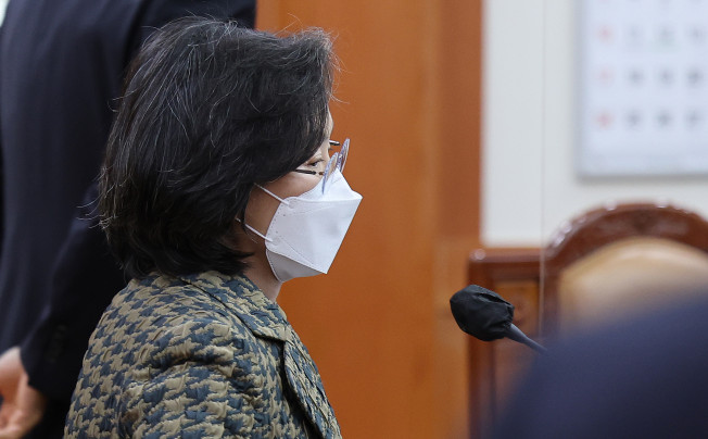 ▲노정희 중앙선거관리위원회 위원장이 17일 오전 경기도 과천시 중앙선거관리위원회에서 열린 선관위원 전체회의에 참석, 자리에 앉고 있다.    (연합뉴스)