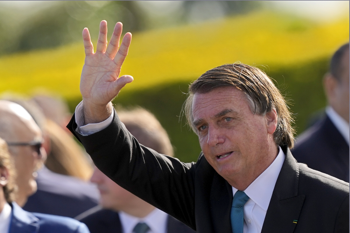 ▲자이르 보우소나루 브라질 대통령이 17일 유권자를 향해 손을 흔들고 있다. 브라질리아/AP연합뉴스