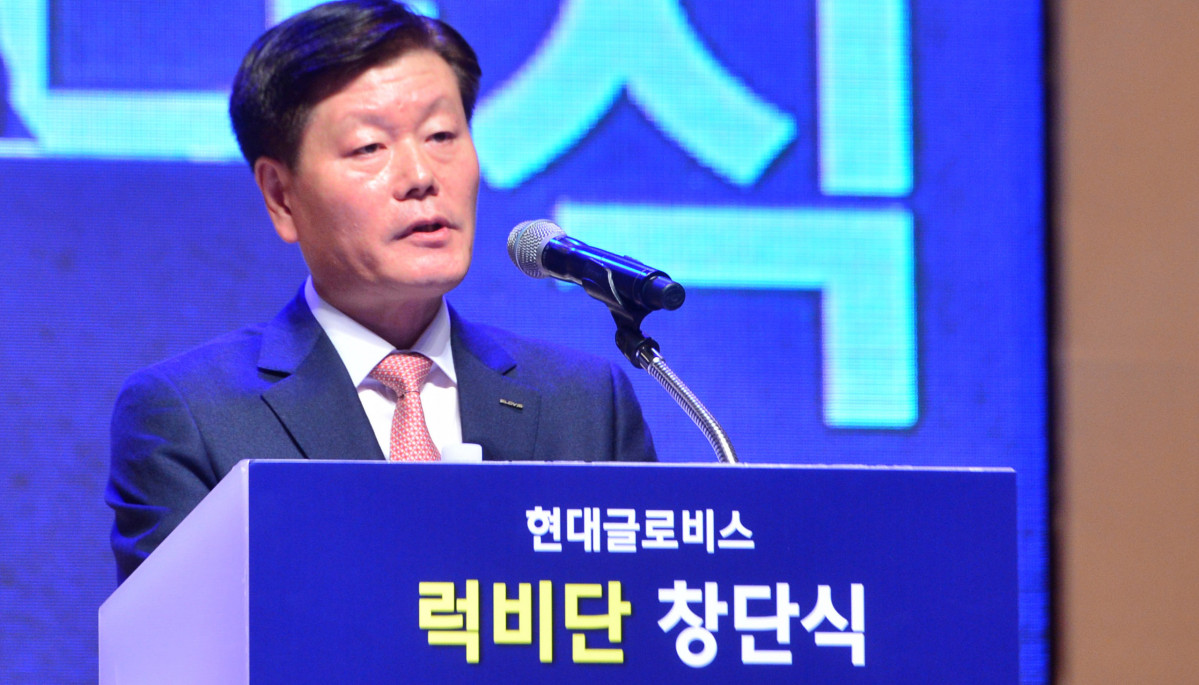 ▲김경배 사장은 현대차그룹 '왕의 남자'로 불려왔다. 3대에 걸쳐 회장을 보필할 만큼, 총수들의 신임도 두터웠다. 사진은 2015년 현대글로비스 럭비단 창단식에 나선 김경배 사장. 정몽구 명예회장은 경복고 시절 럭비팀 주장이었다.  (뉴시스)