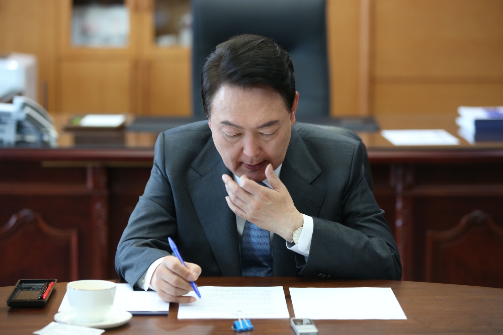 ▲윤석열 당선인이 21일 오전 서울 종로구 통의동 대통령직 인수위원회 사무실에서 경제 6단체장들과 오찬 회동을 갖고 있다. 신태현 기자 holjjak@ (이투데이DB)