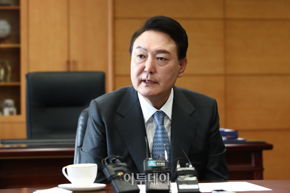 ▲윤석열 대통령 당선인이 21일 서울 종로구 통의동 대통령직인수위원회 사무실에서 경제6단체장들과 오찬 회동을 하고 있다. (국회사진취재단)