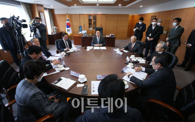 ▲윤석열 당선인이 21일 오전 서울 종로구 통의동 대통령직 인수위원회 사무실에서 경제 6단체장들과 오찬 회동을 갖고 있다. 신태현 기자 holjjak@ (이투데이DB)