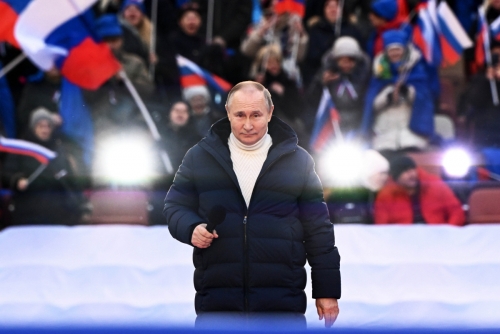 ▲블라디미르 푸틴 러시아 대통령이 18일(현지시간) 모스크바의 루즈니키 경기장에서 열린 크림반도 병합 8주년 기념 콘서트에 참석해 연설하고 있다. 모스크바/AP뉴시스 
