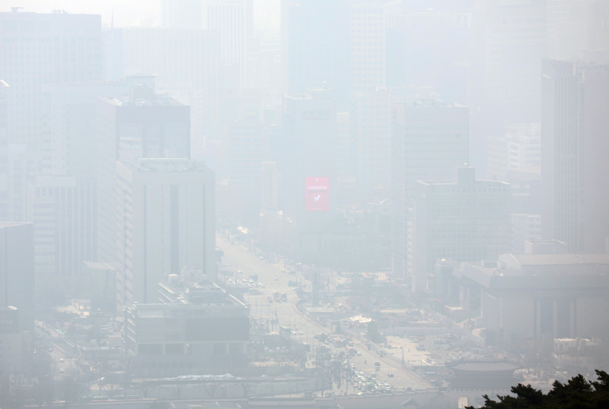 ▲서울의 초미세먼지가 나쁨을 보인 16일 서울 종로구 북악팔각정에서 바라본 광화문 일대가 뿌옇게 보이고 있다.  (연합뉴스)