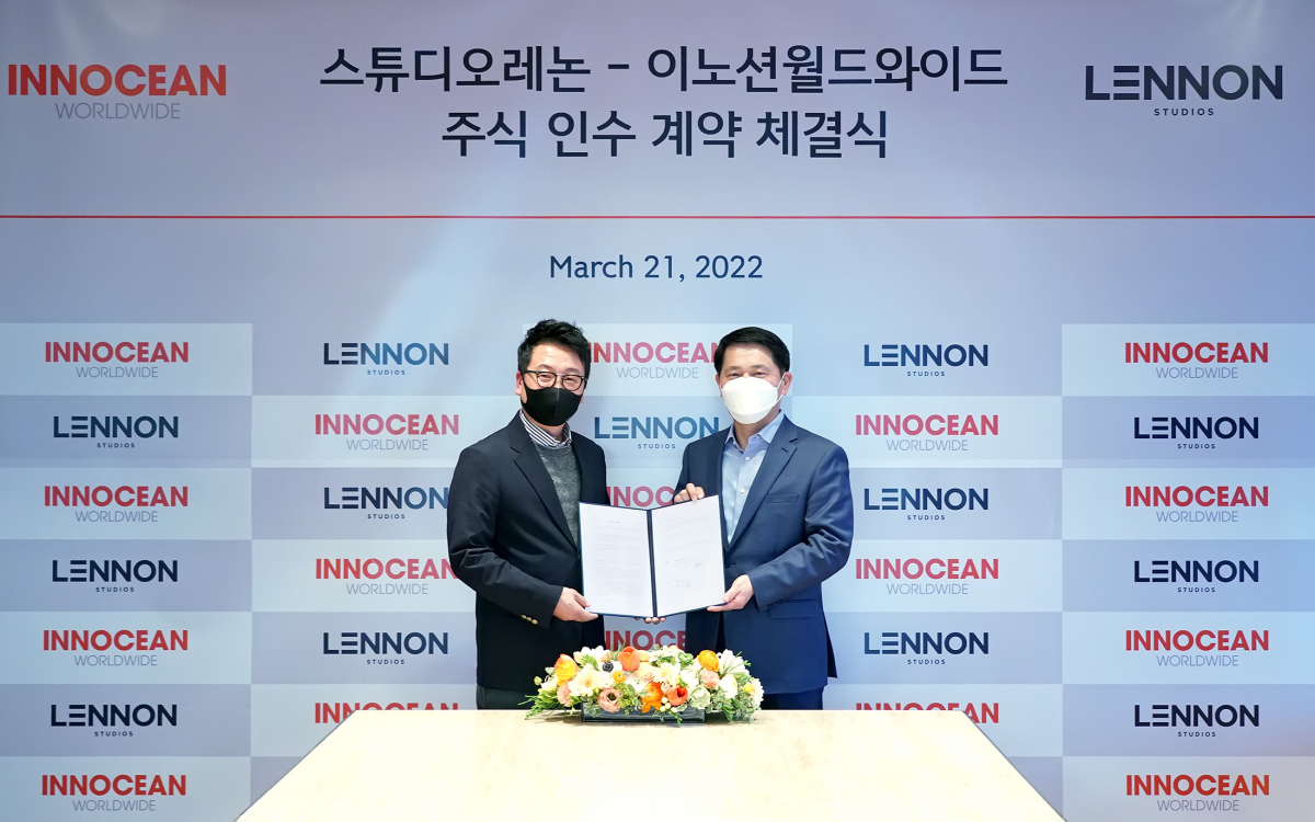 ▲이노션이 모든 종류의 디지털 콘텐츠를 제작할 수 있는 VFX(시각적 특수효과) 기업의 지분을 전격 인수한다. 21일 이노션 본사에서 열린 지분 투자 계약 체결식에서 이용우 이노션 대표이사(오른쪽)가 서채원 ㈜스튜디오레논 대표와 기념촬영을 하고 있다.  (사진제공=이노션)