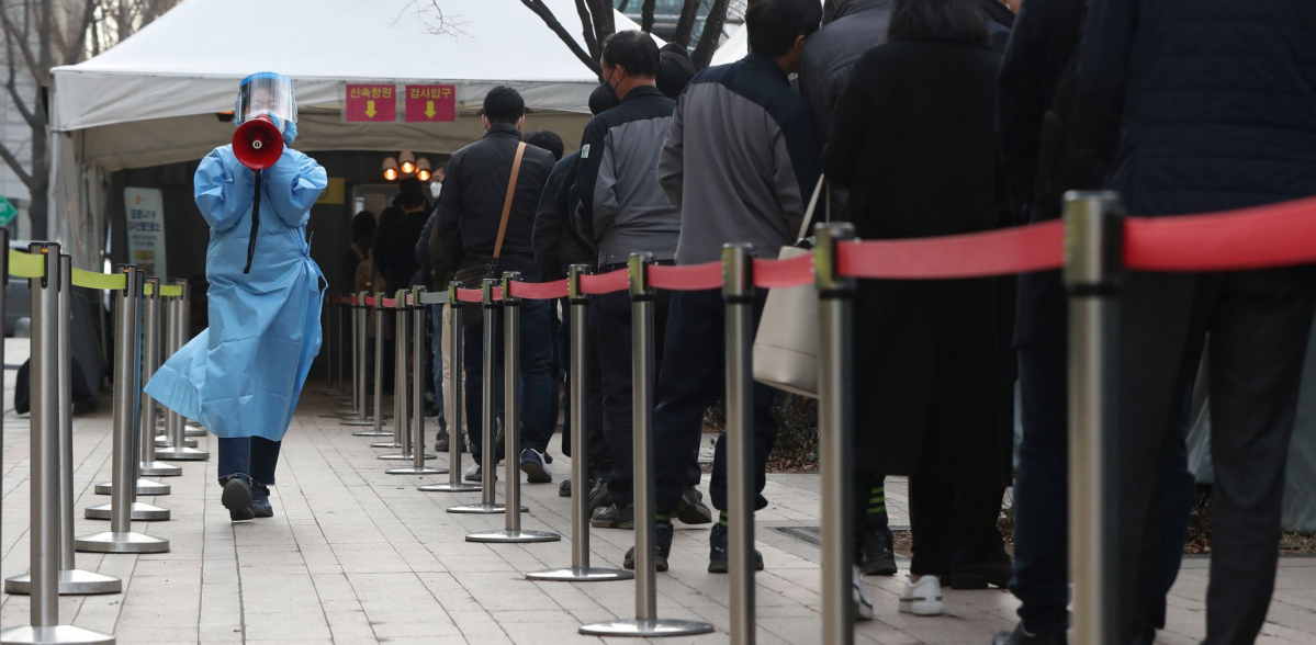 ▲21일 오전 서울 중구 서울광장 임시선별검사소에서 의료진이 길게 줄 선 시민들에게 코로나19 검사 안내를 하고 있다. (뉴시스)