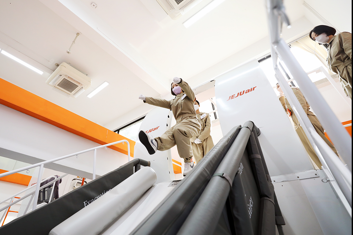 ▲제주항공 신입 객실승무원들이 21일 제주항공 객실훈련센터에서 비상탈출 훈련을 받고 있다. (사진제공=제주항공)