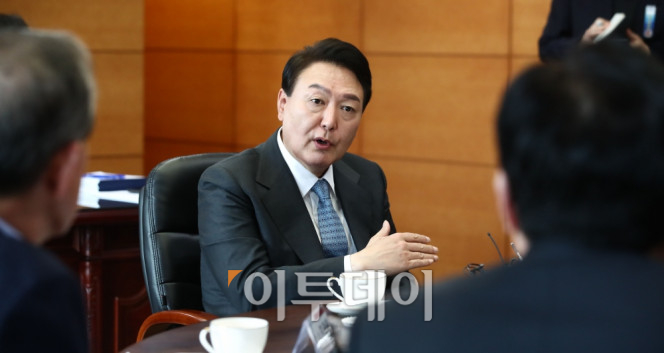 ▲윤석열 대통령 당선인이 21일 서울 삼청동 대통령직인수위원회에서 열린 경제 6단체장과의 오찬 회동에 앞서 인사말을 하고 있다. 신태현 기자 holjjak@ (이투데이DB)