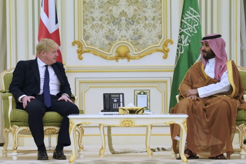 ▲보리스 존슨(왼쪽) 영국 총리가 16일(현지시간) 사우디아라비아 리야드에서 무함마드 빈살만 왕세자와 회담하고 있다. 리야드/AP뉴시스
