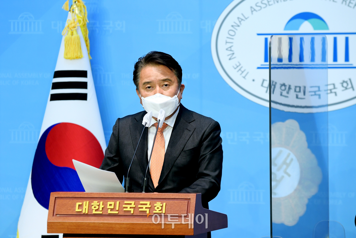 ▲김영환 전 장관이 22일 오전 국회 소통관에서 경기도지사 출마선언 기자회견을 하고 있다. (국회사진취재단)