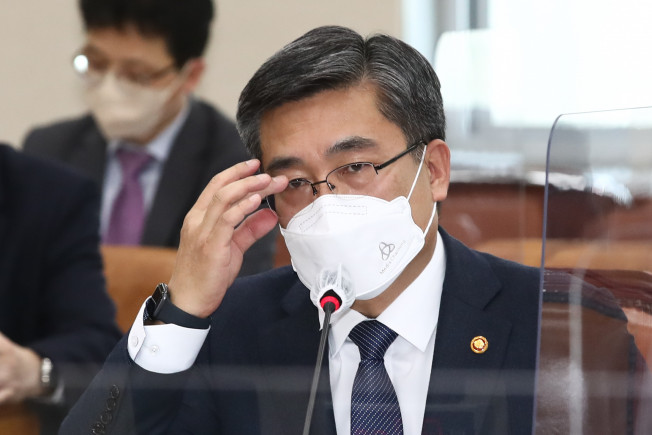 ▲서욱 국방부 장관이 22일 국회에서 열린 국방위원회 전체회의에서 의원 질의를 받으며 안경을 고쳐쓰고 있다.  (연합뉴스)