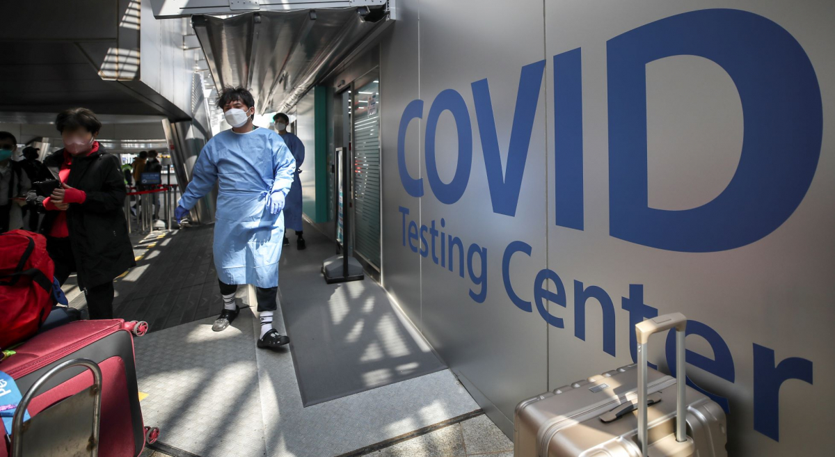 ▲ 오미크론의 하위 변위인 스텔스 오미크론(BA.2)의 국내 검출량이 최근 4주 새 41.4%로 빠르게 상승하고 있는 22일 오후 인천국제공항 1터미널 코로나19 검사센터에서 공항 이용객들이 검사를 받기 위해 대기하고 있다. (뉴시스)