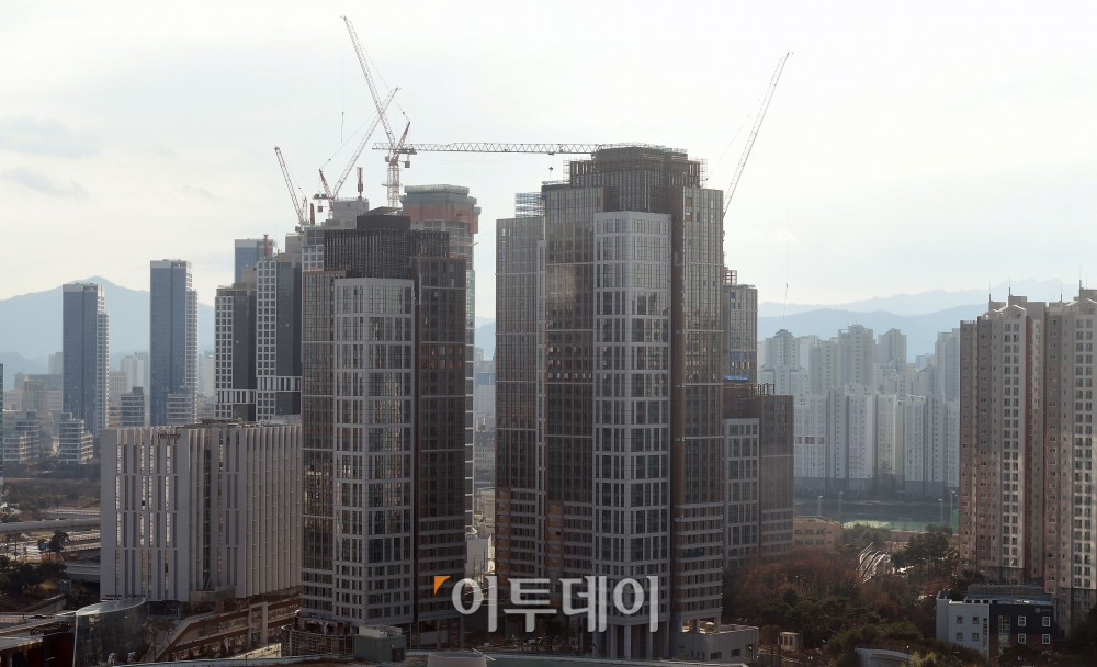 ▲세종시 밀마루전망대에서 바라본 정부세종청사 인근 아파트 단지. 고이란 기자 photoeran@ (이투데이DB)